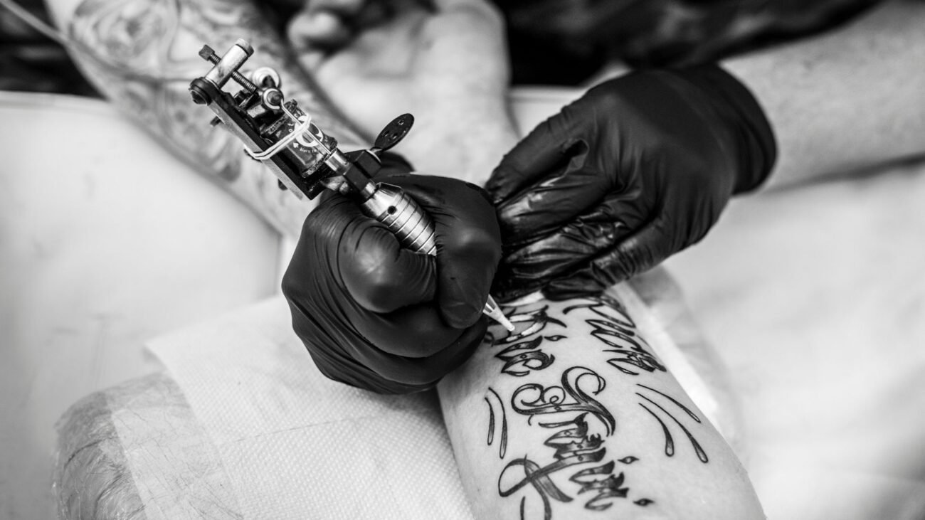 esecuzione di un tatuaggio sul braccio